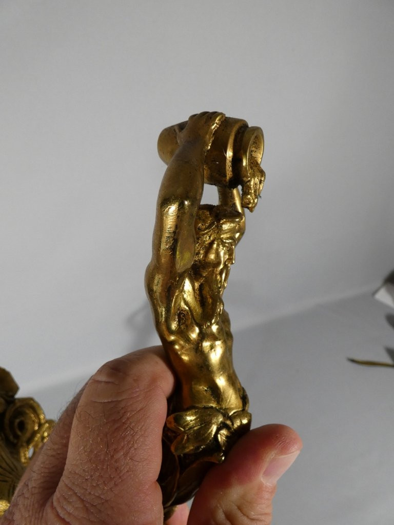 Paire de porte embrasses de rideaux aux hommes à la cruche, bronze doré XIX ème-photo-2