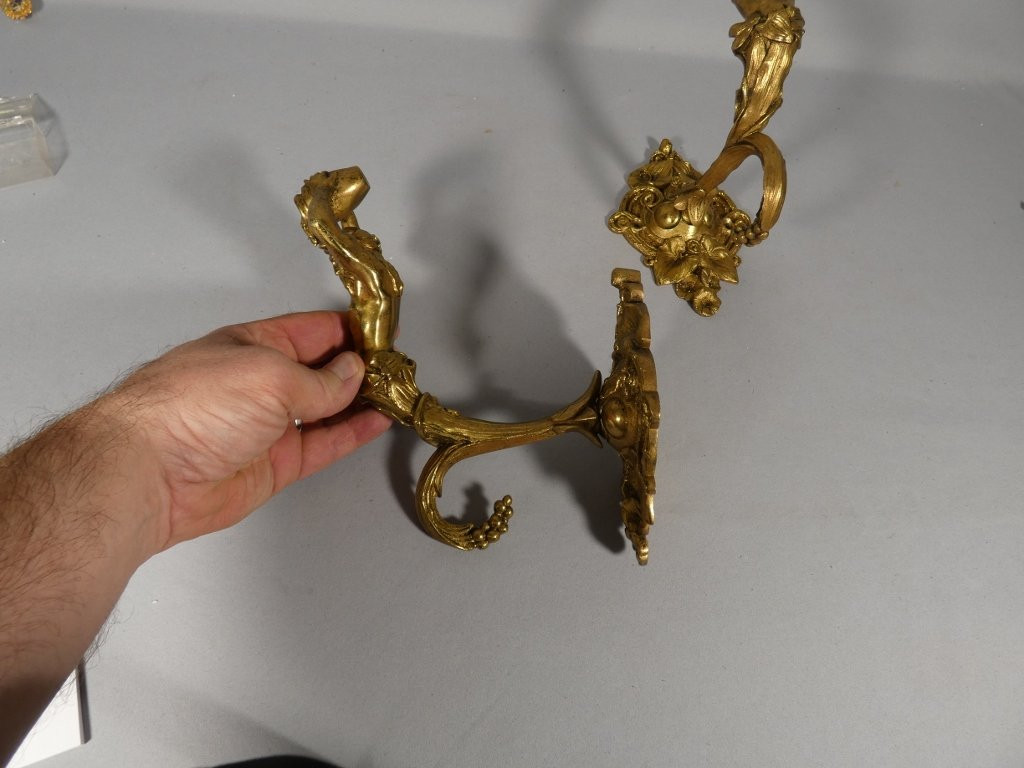 Paire de porte embrasses de rideaux aux hommes à la cruche, bronze doré XIX ème-photo-3