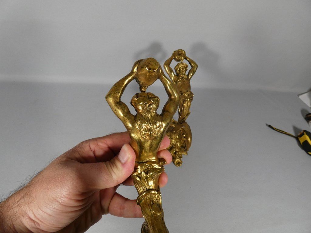 Paire de porte embrasses de rideaux aux hommes à la cruche, bronze doré XIX ème-photo-4