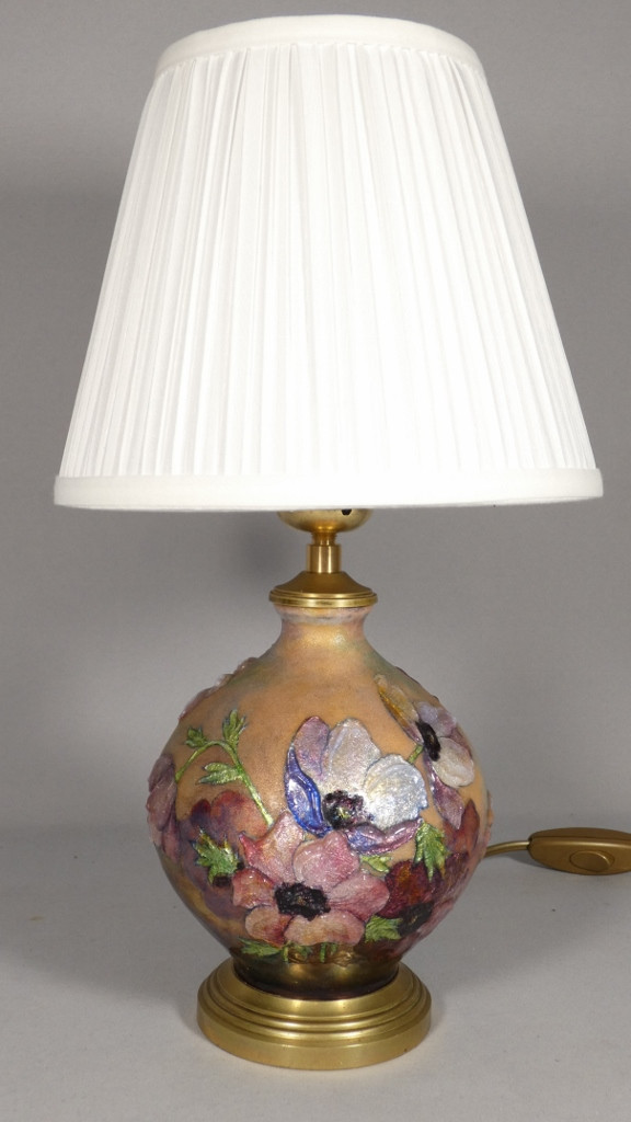 Camille Fauré Limoges, pied de lampe en émail, décor aux anémones, vers 1930-50