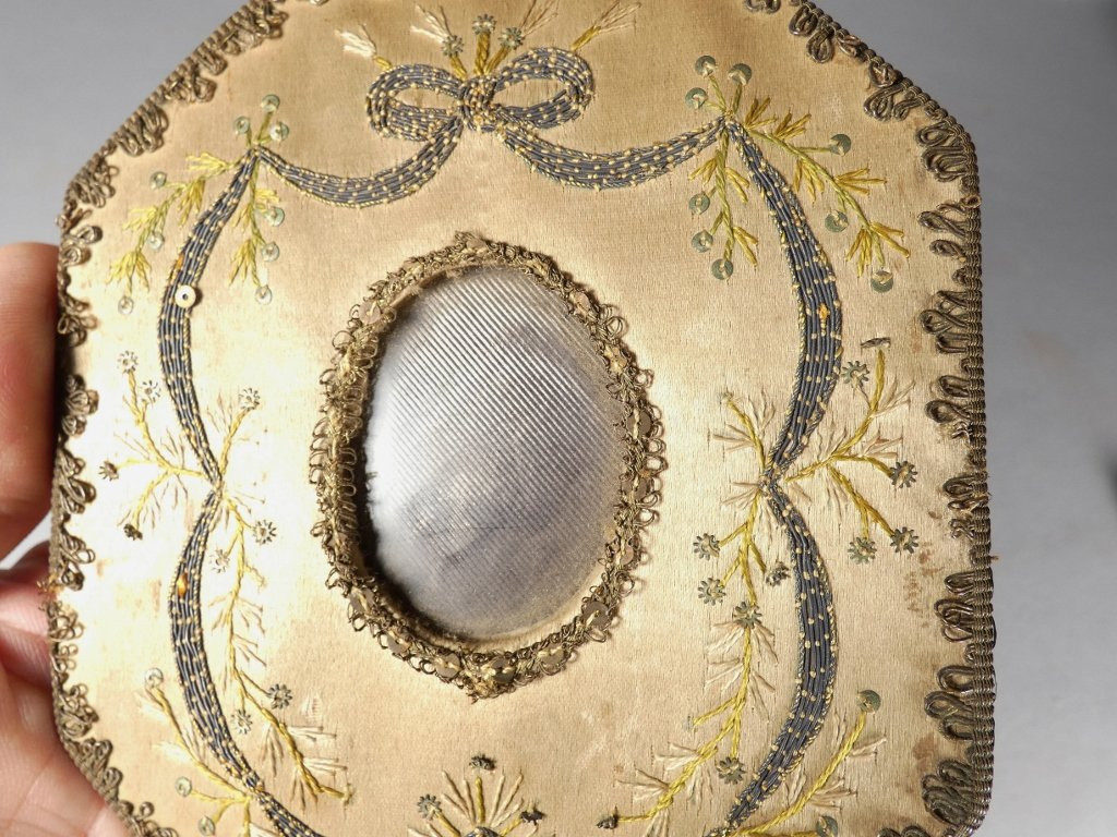 Louis XVI Style Photo Frame In Fabric And Embroidery, Circa 1900-photo-1