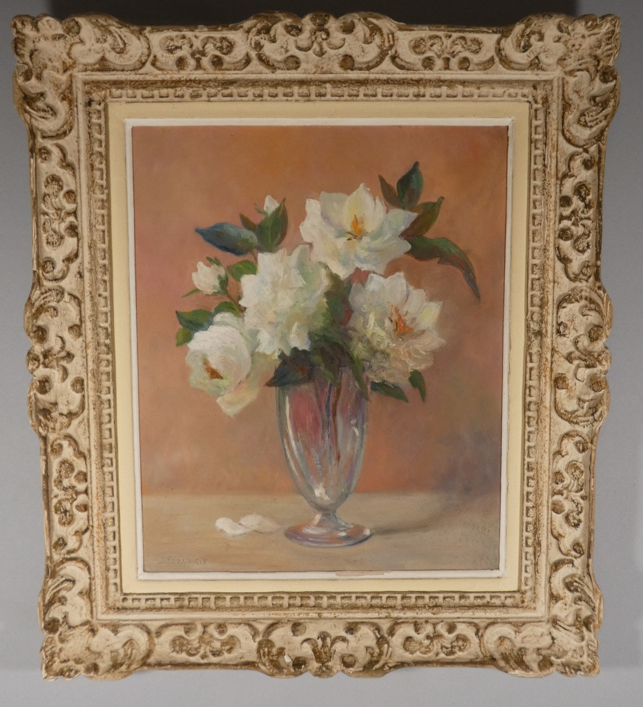 Les roses blanches, nature morte au bouquet de fleurs par J Roussarie, cadre sculpté