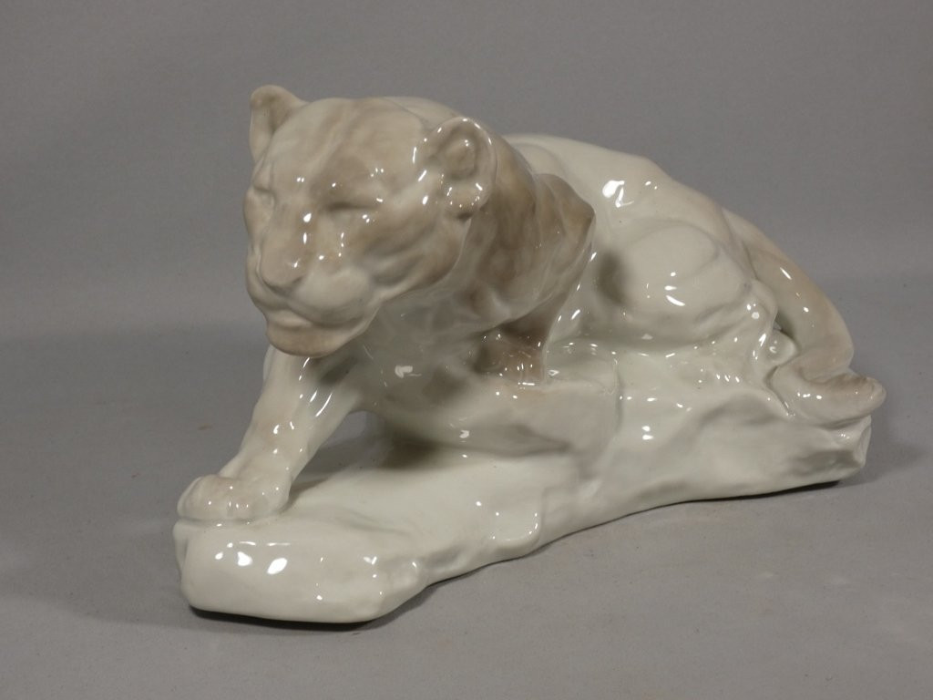 La lionne couchée par Camille Tharaud, porcelaine de Limoges Art Déco-photo-3