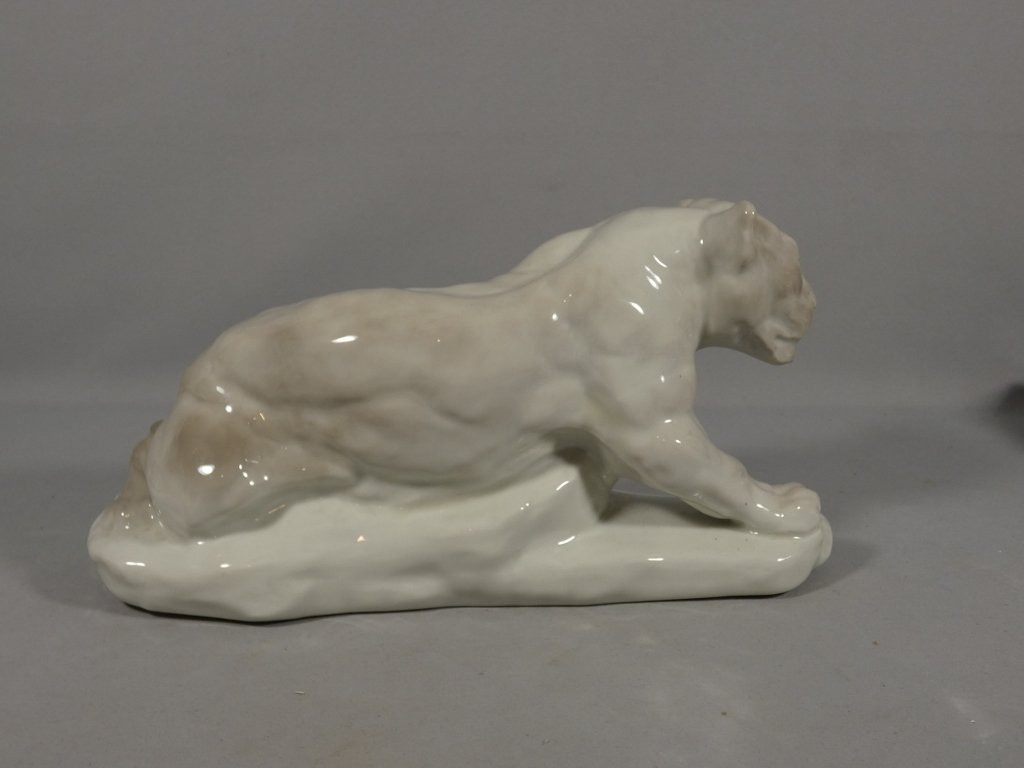 La lionne couchée par Camille Tharaud, porcelaine de Limoges Art Déco-photo-1