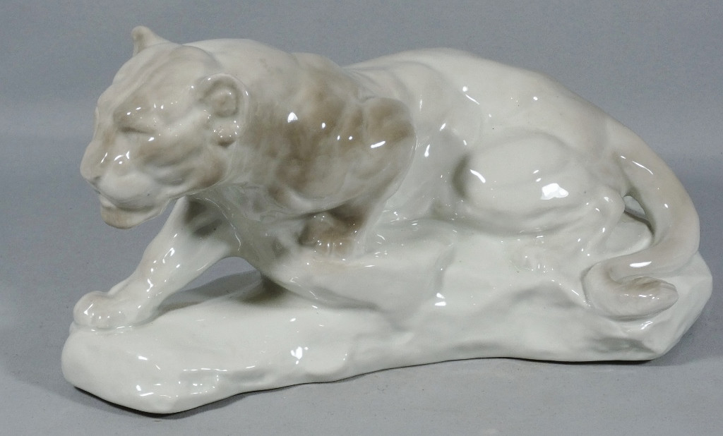 La lionne couchée par Camille Tharaud, porcelaine de Limoges Art Déco