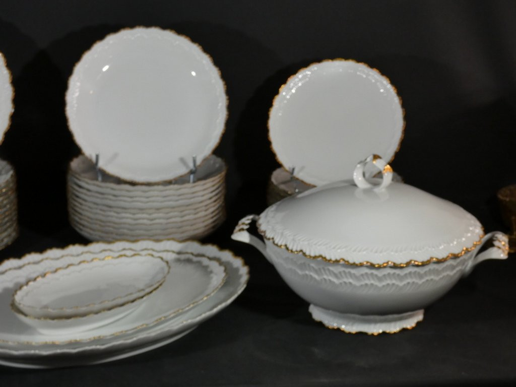 Service de table en porcelaine de Limoges, blanc et doré, décor en relief modèle Borée Tharaud-photo-3