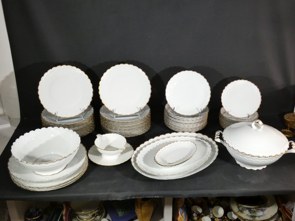 Service de table en porcelaine de Limoges, blanc et doré, décor en relief modèle Borée Tharaud-photo-3