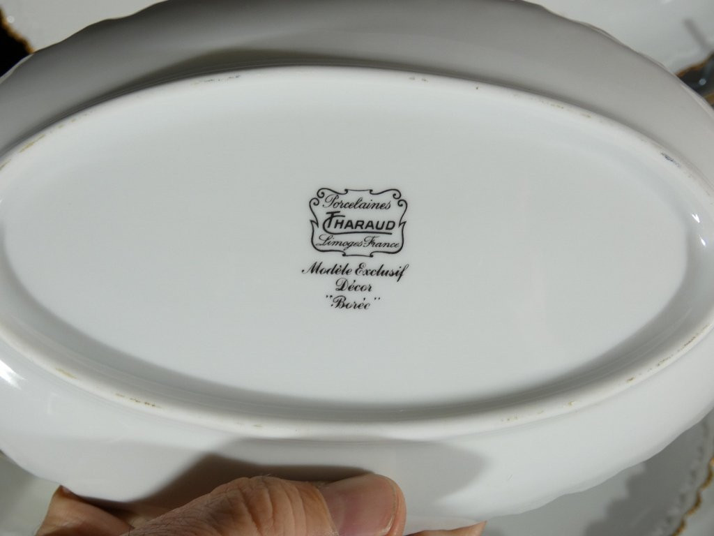 Service de table en porcelaine de Limoges, blanc et doré, décor en relief modèle Borée Tharaud-photo-7
