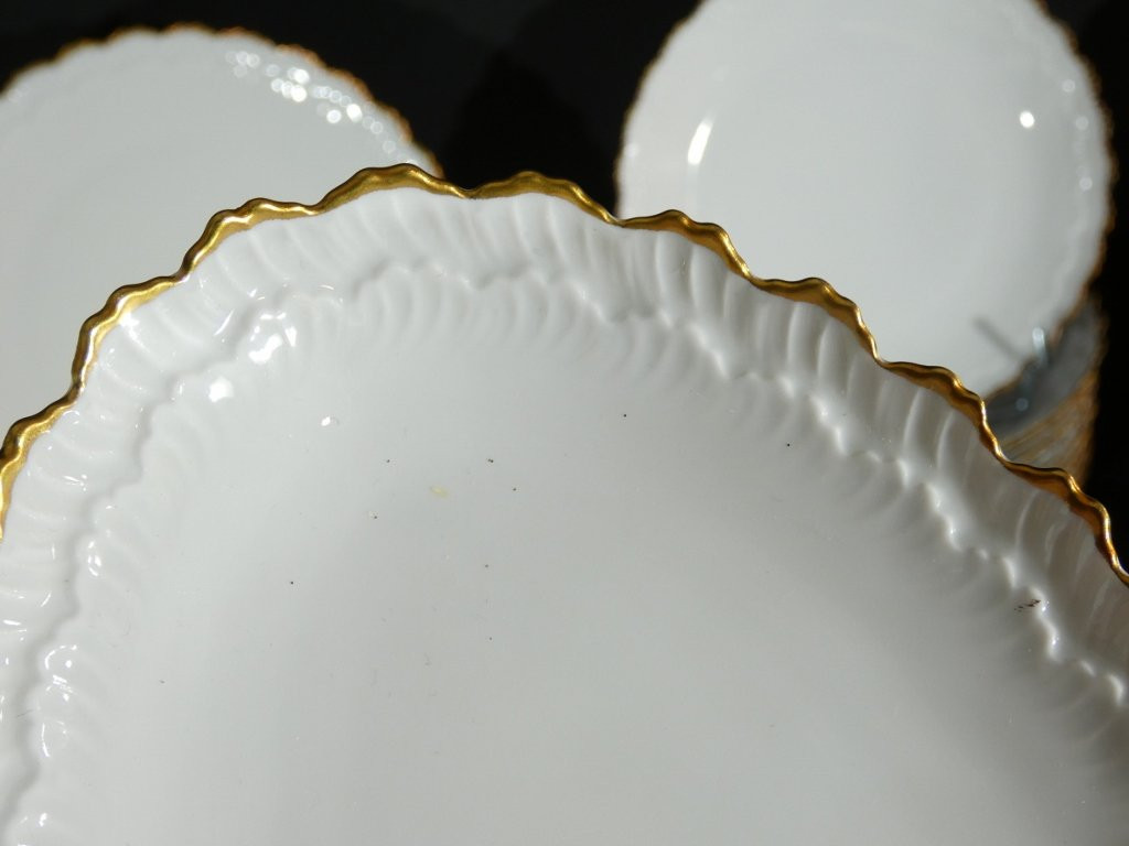 Service de table en porcelaine de Limoges, blanc et doré, décor en relief modèle Borée Tharaud-photo-8
