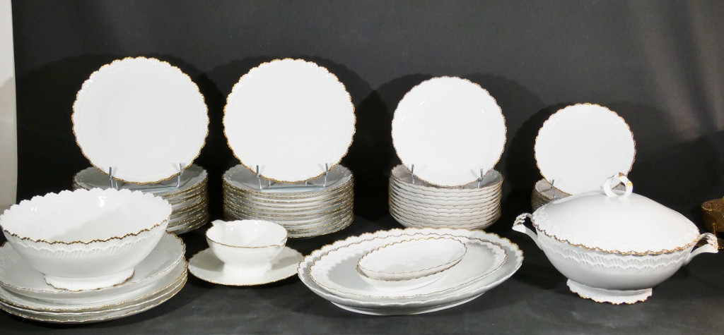 Service de table en porcelaine de Limoges, blanc et doré, décor en relief modèle Borée Tharaud