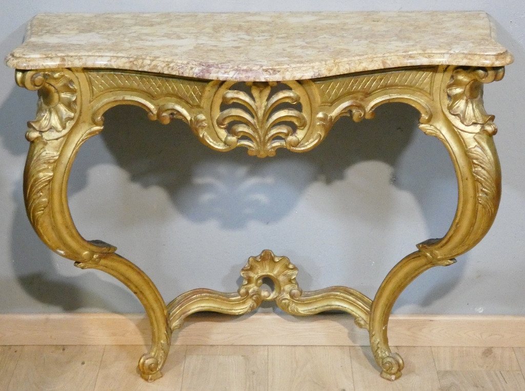 Console de style Louis XV en bois sculpté doré, époque début XX ème