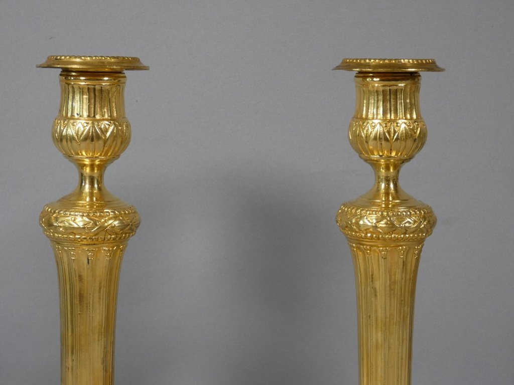 Paire de bougeoirs flambeaux Louis XVI en bronze doré, époque XVIII ème siècle-photo-2