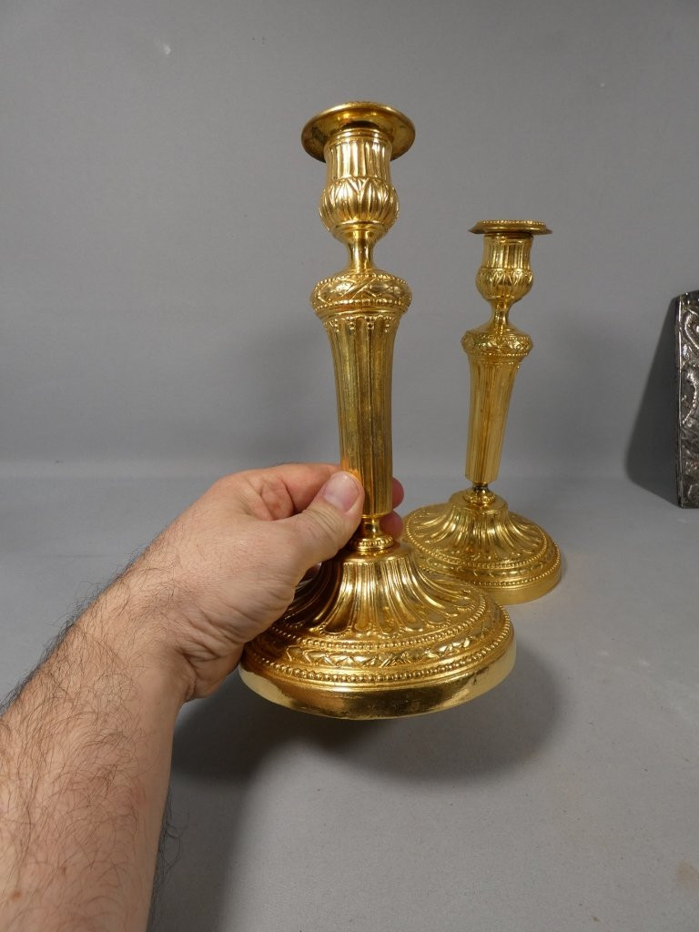 Paire de bougeoirs flambeaux Louis XVI en bronze doré, époque XVIII ème siècle-photo-4