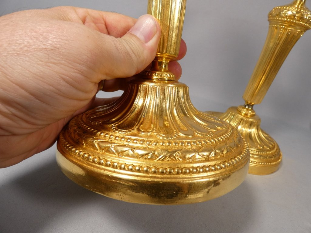 Paire de bougeoirs flambeaux Louis XVI en bronze doré, époque XVIII ème siècle-photo-1