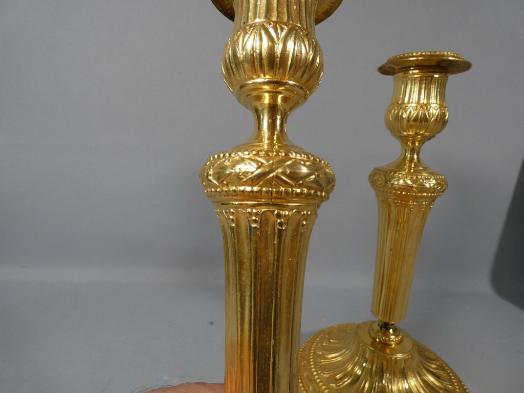 Paire de bougeoirs flambeaux Louis XVI en bronze doré, époque XVIII ème siècle-photo-2