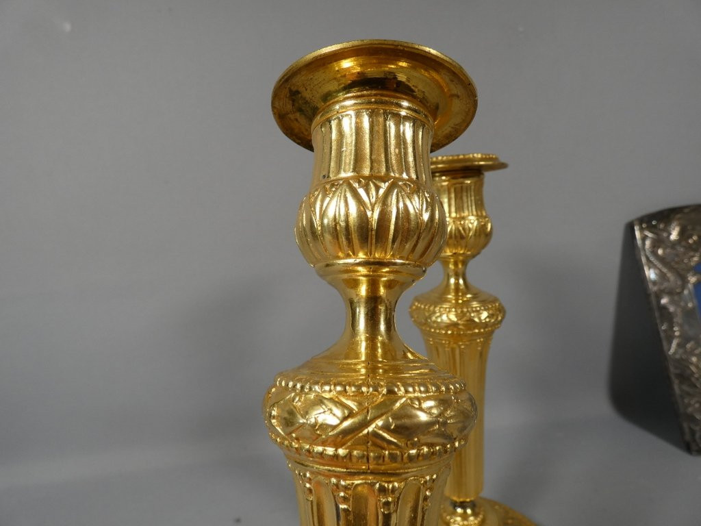 Paire de bougeoirs flambeaux Louis XVI en bronze doré, époque XVIII ème siècle-photo-3