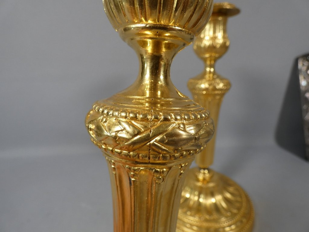 Paire de bougeoirs flambeaux Louis XVI en bronze doré, époque XVIII ème siècle-photo-4
