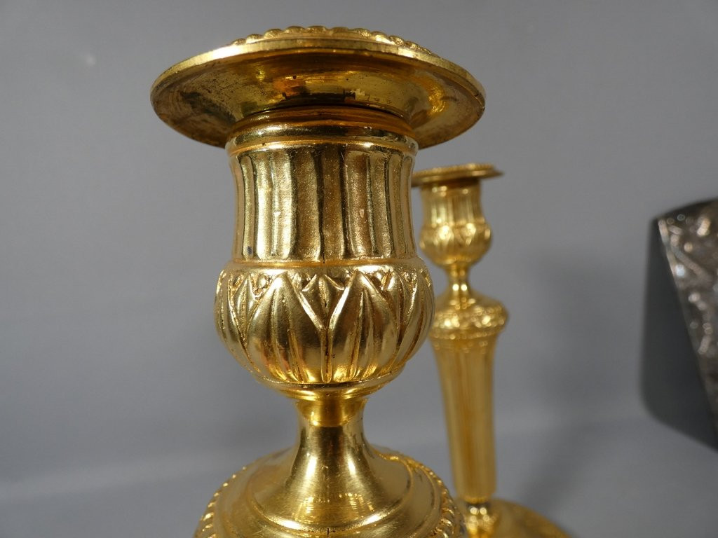 Paire de bougeoirs flambeaux Louis XVI en bronze doré, époque XVIII ème siècle-photo-5