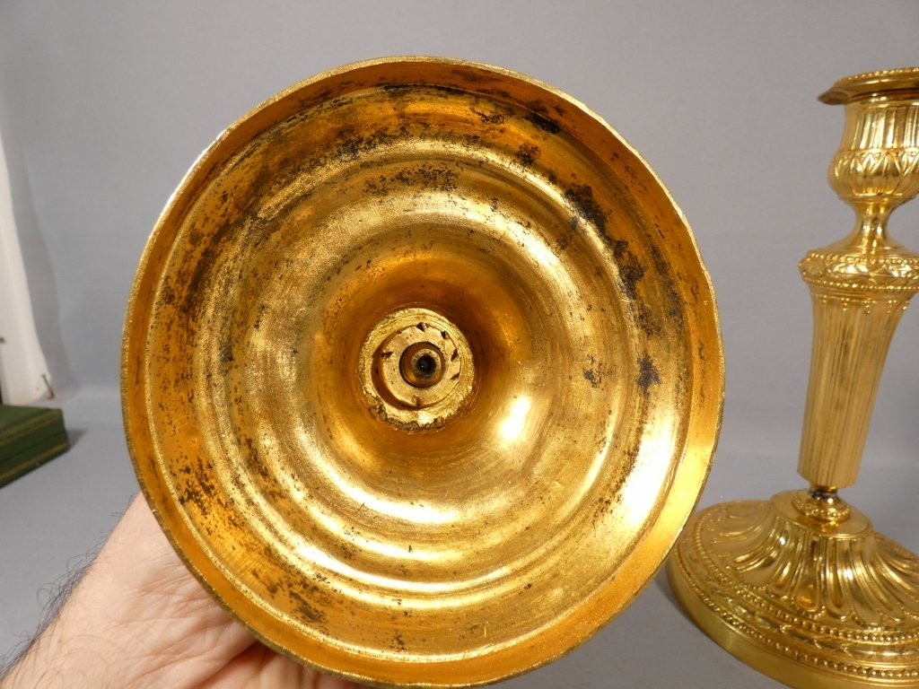 Paire de bougeoirs flambeaux Louis XVI en bronze doré, époque XVIII ème siècle-photo-6