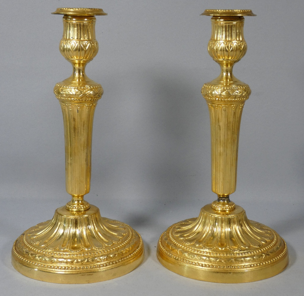 Paire de bougeoirs flambeaux Louis XVI en bronze doré, époque XVIII ème siècle