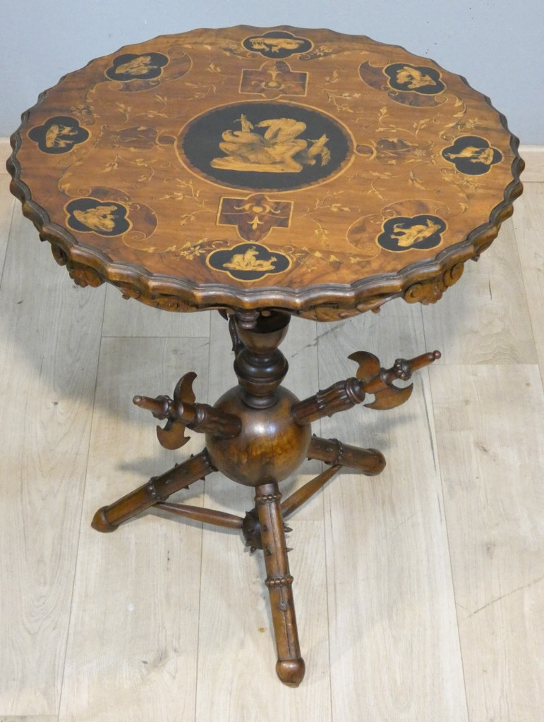 Guéridon Suisse ou Italien en marqueterie aigle et chamois, et piétement hallebardes, XIX ème