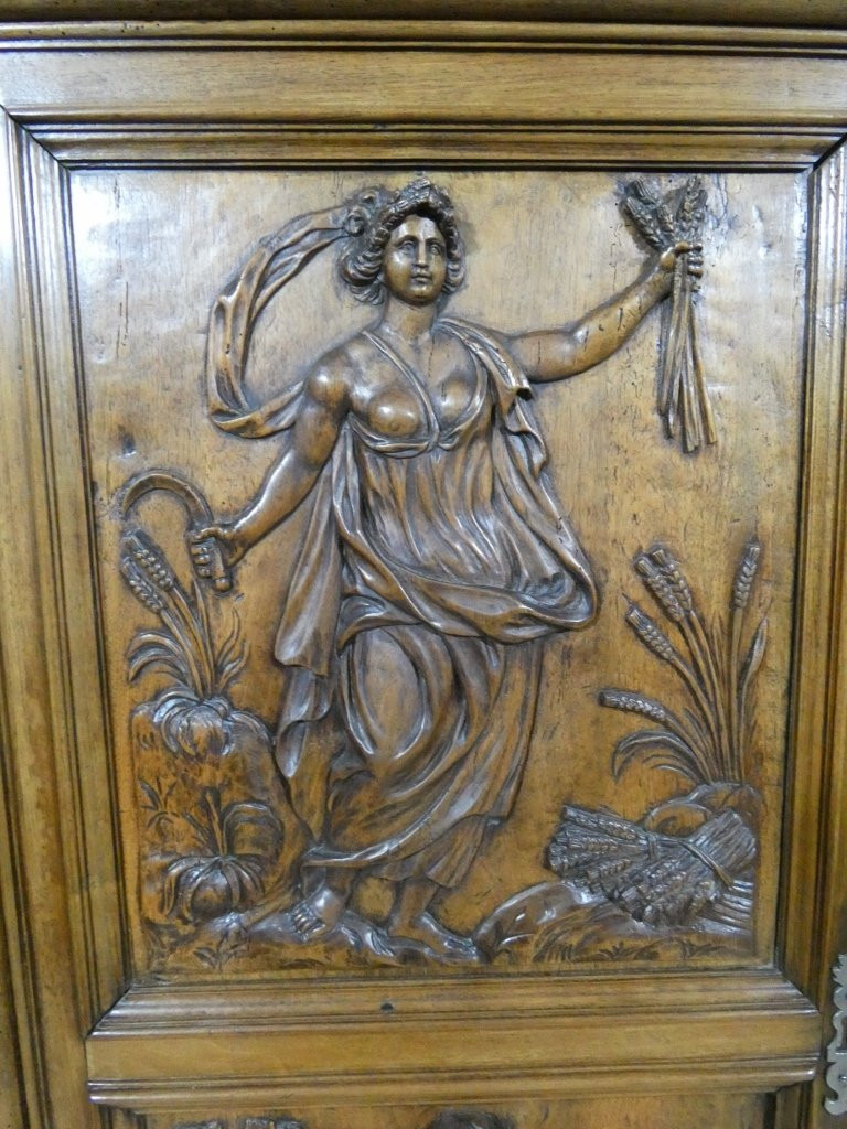 Les 4 saisons, armoire Louis XIV en noyer sculpté, corniche à débordement, époque début XVIII è-photo-2