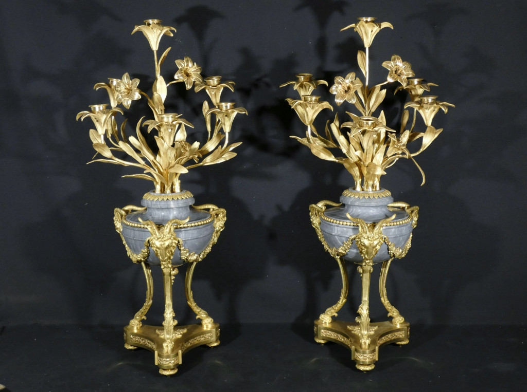 Paire de cassolettes vases fleuris montés en candélabres aux lys et béliers, époque XIX ème