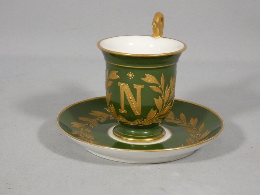 Tasse de style Empire au N impérial en porcelaine verte et doré, époque XIX ème-photo-2