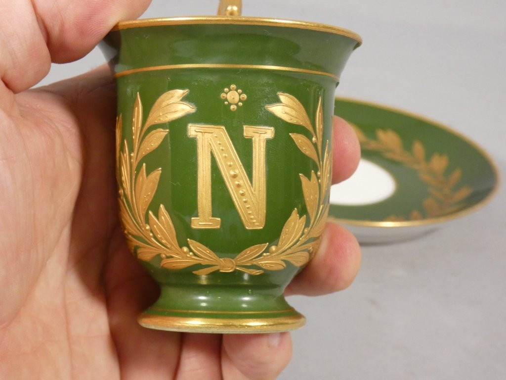 Tasse de style Empire au N impérial en porcelaine verte et doré, époque XIX ème-photo-3