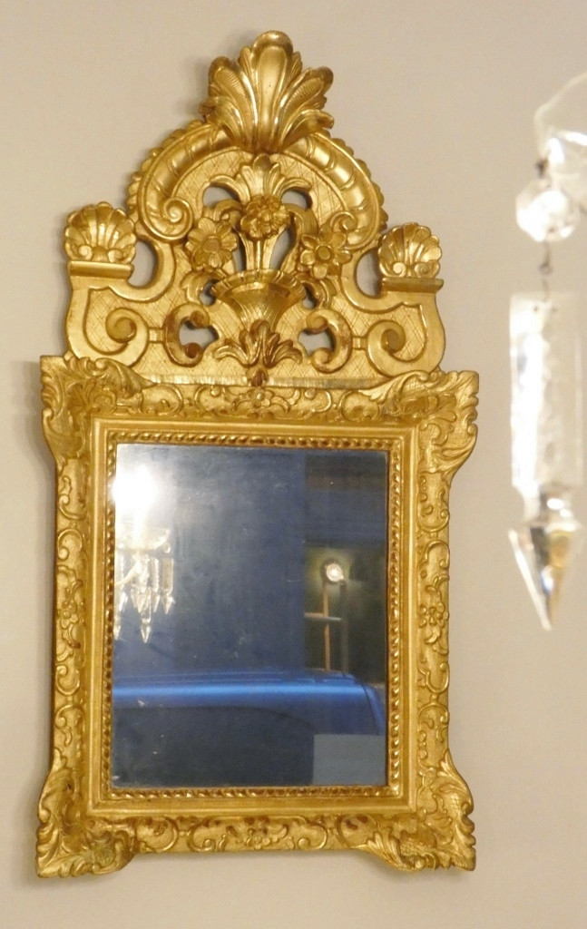 Miroir à fronton d'époque Louis XIV en bois sculpté et doré, XVIII ème siècle