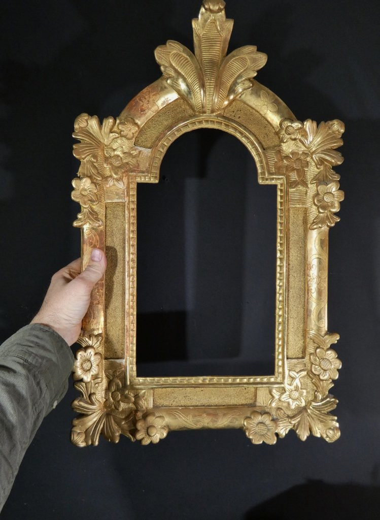 Cadre en bois sculpté et doré d'époque Louis XIV pour miroir ou crucifix, début XVIII ème-photo-1
