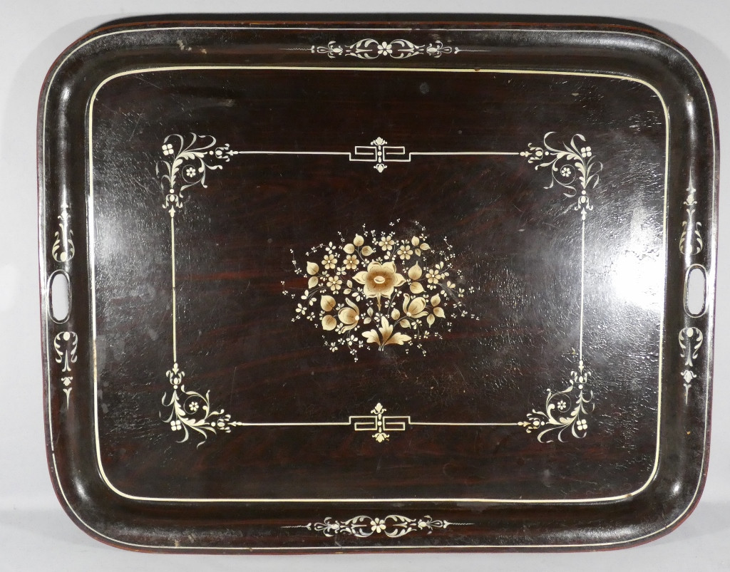 Grand plateau (81 cm) Napoléon III en tôle peinte façon palissandre et doré, époque XIX ème