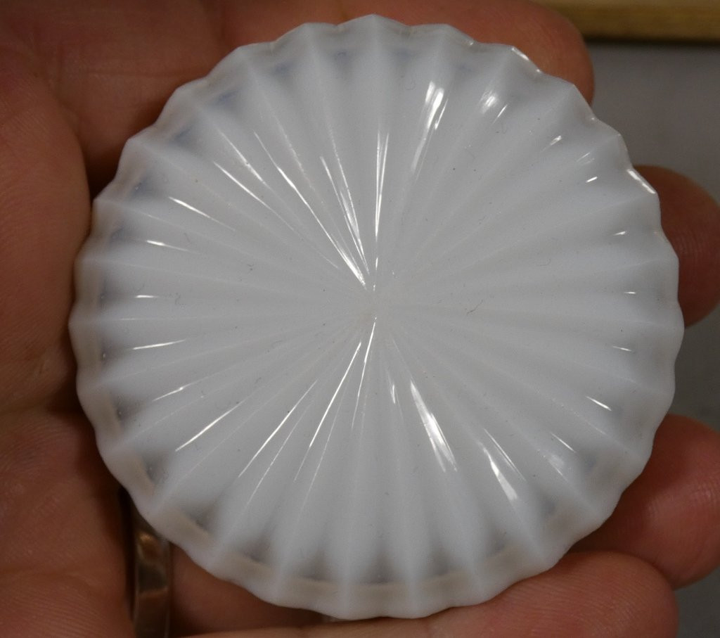 Boîte à pilule en opaline blanche cerclée cuivre doré, époque Restauration, XIX ème siècle-photo-2