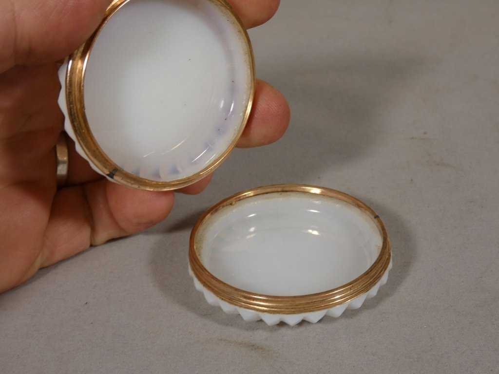 Boîte à pilule en opaline blanche cerclée cuivre doré, époque Restauration, XIX ème siècle-photo-4