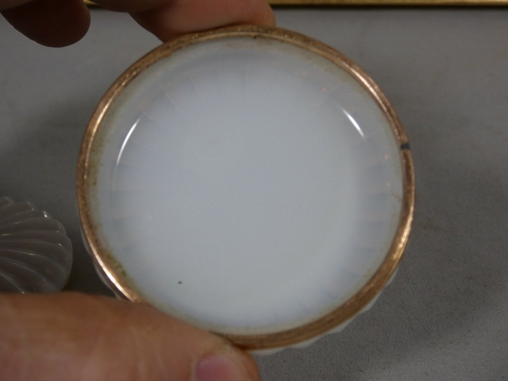 Boîte à pilule en opaline blanche cerclée cuivre doré, époque Restauration, XIX ème siècle-photo-1