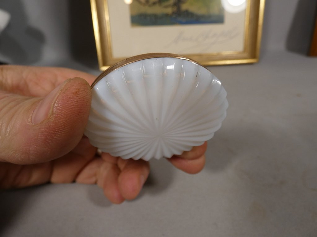 Boîte à pilule en opaline blanche cerclée cuivre doré, époque Restauration, XIX ème siècle-photo-2