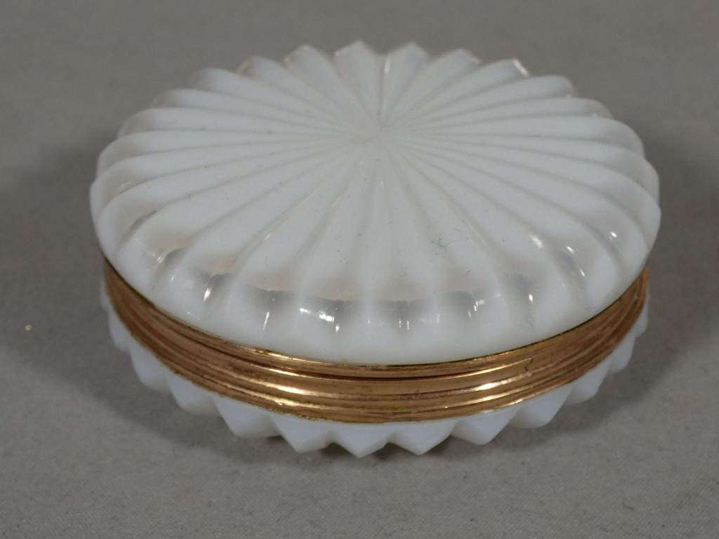 Boîte à pilule en opaline blanche cerclée cuivre doré, époque Restauration, XIX ème siècle