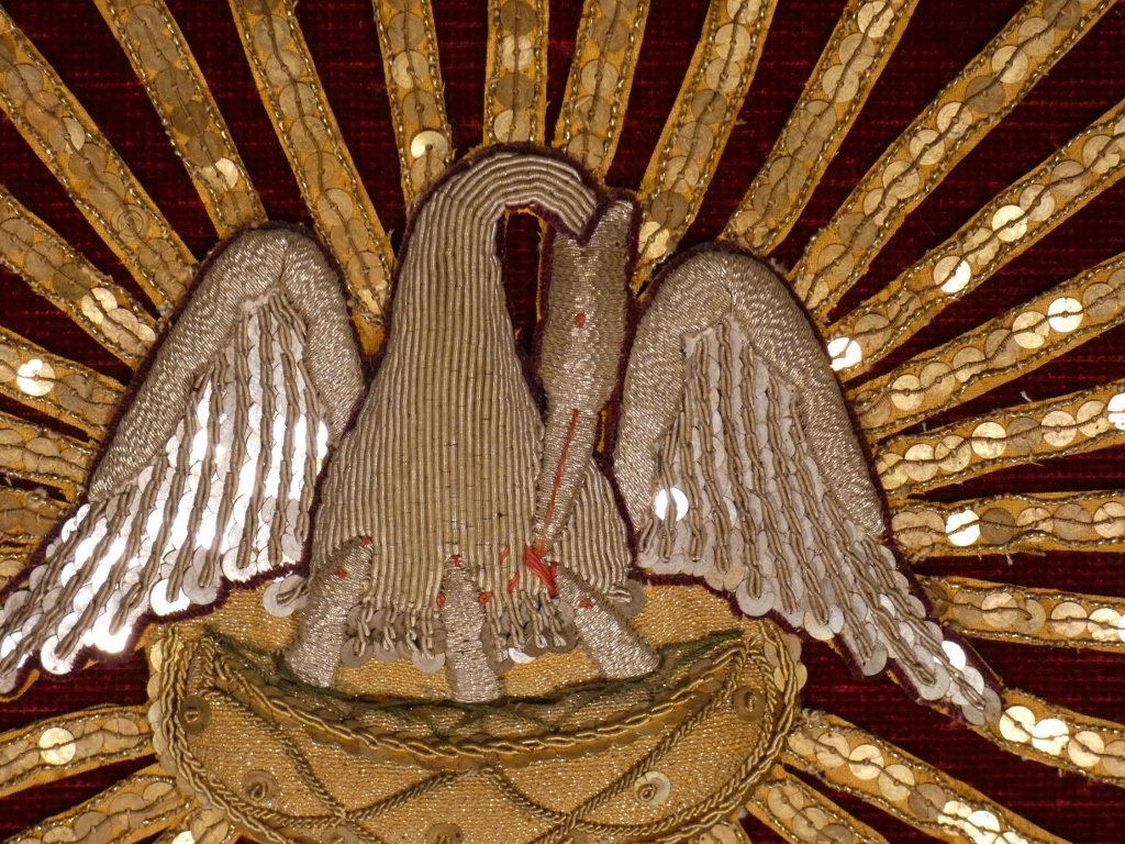 Broderie religieuse au pélican monté en cadre, époque XIX ème-photo-3