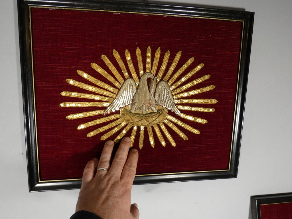 Broderie religieuse au pélican monté en cadre, époque XIX ème-photo-4