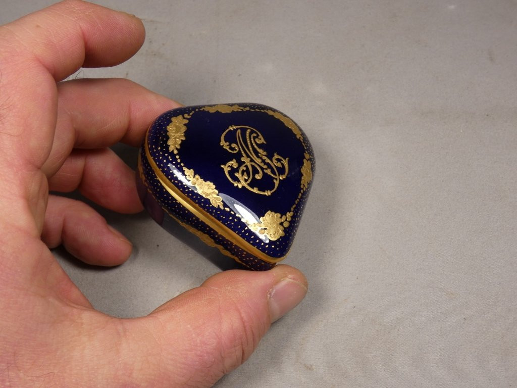 Boîte à pilules forme coeur en porcelaine de Limoges-photo-3