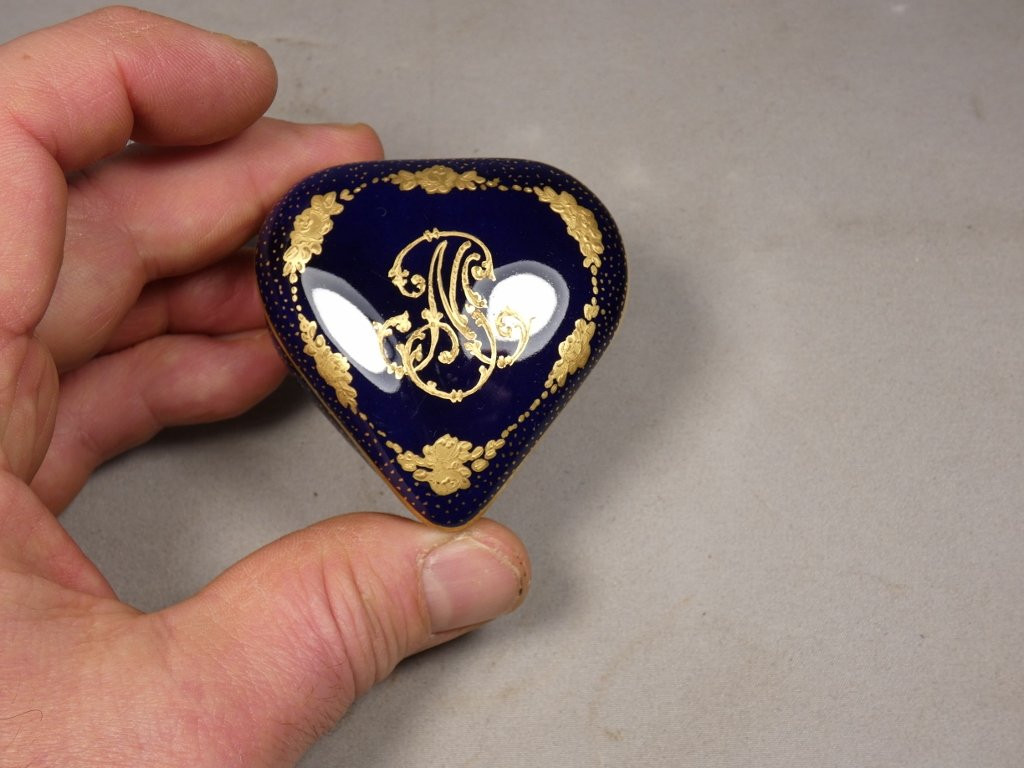 Boîte à pilules forme coeur en porcelaine de Limoges-photo-4