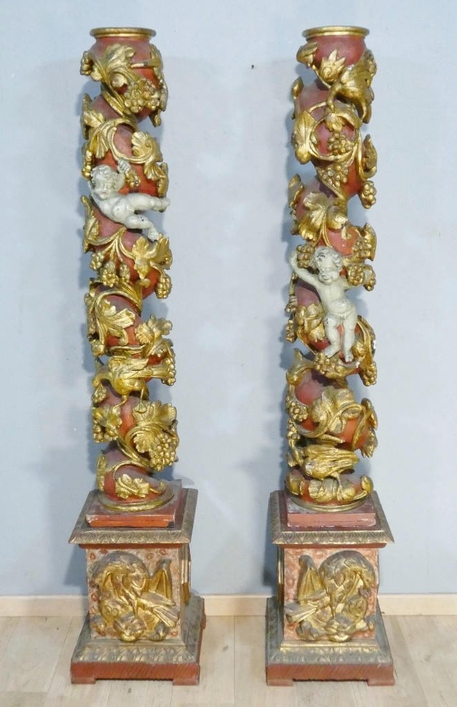 Paire de colonnes aux angelots et vigne en bois sculpté polychrome époque XVII ème siècle