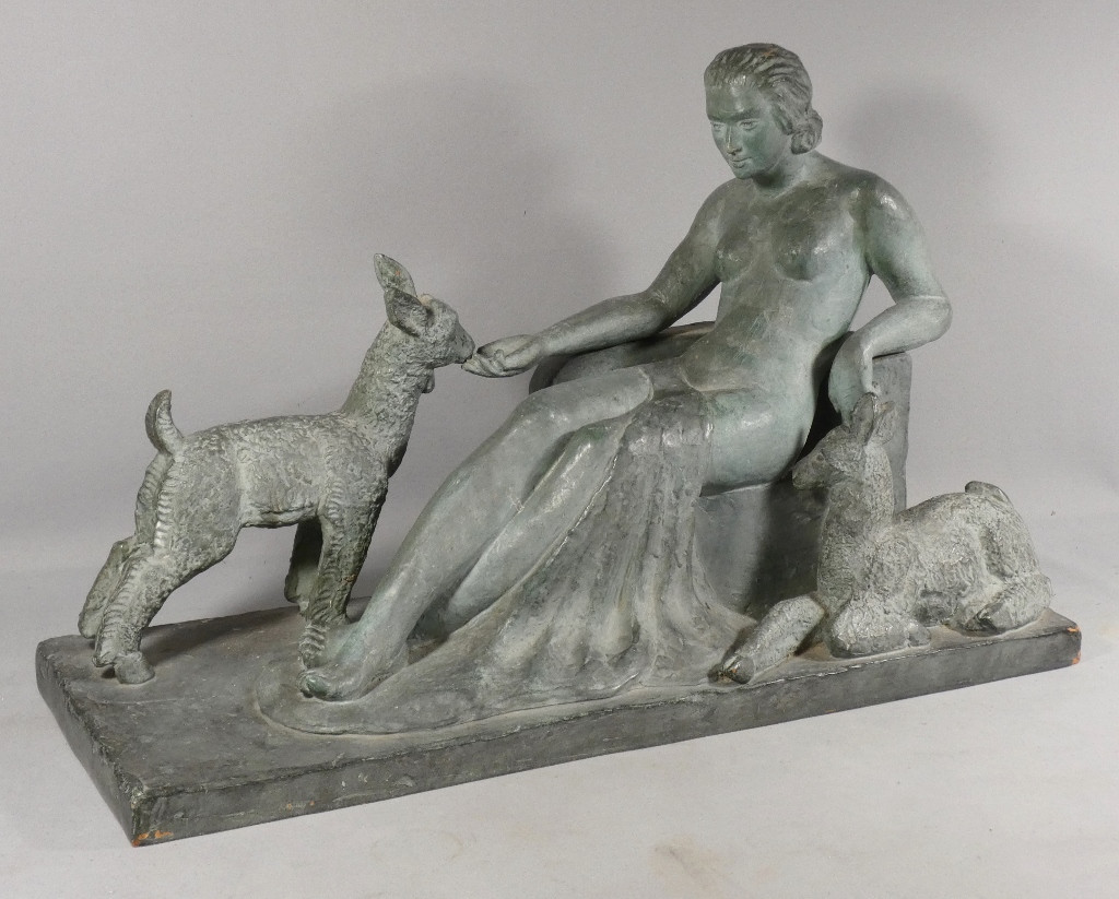 Terre cuite Art Déco, femme aux chevrettes, sculpture par T Riolo, époque 1930