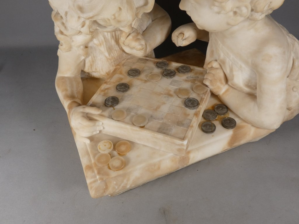 Les enfants jouant aux dames, sculpture en albâtre, époque début XX ème-photo-3