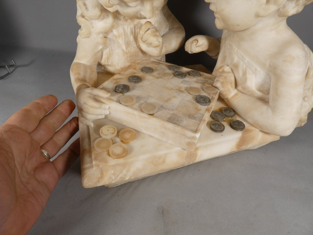 Les enfants jouant aux dames, sculpture en albâtre, époque début XX ème-photo-3