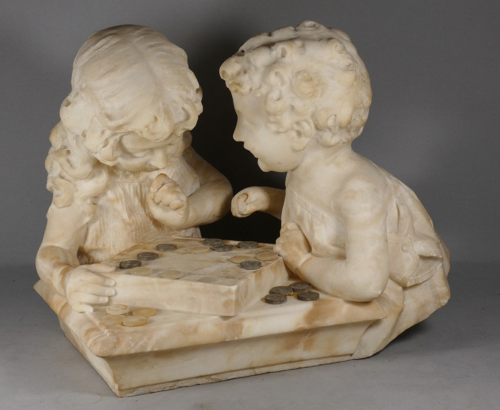 Les enfants jouant aux dames, sculpture en albâtre, époque début XX ème