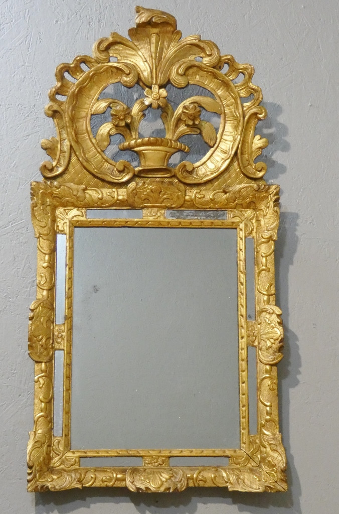 Miroir à parcloses Régence en bois sculpté doré, époque début XVIII ème