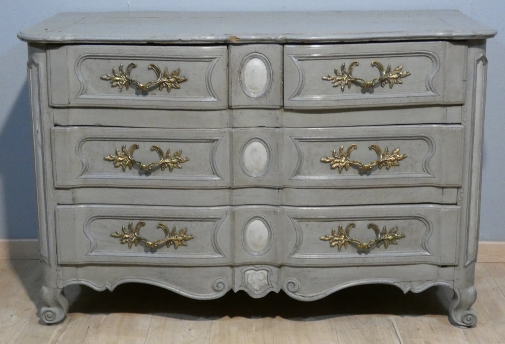 Commode arbalète en bois peint d'époque Louis XV, milieu XVIII ème siècle