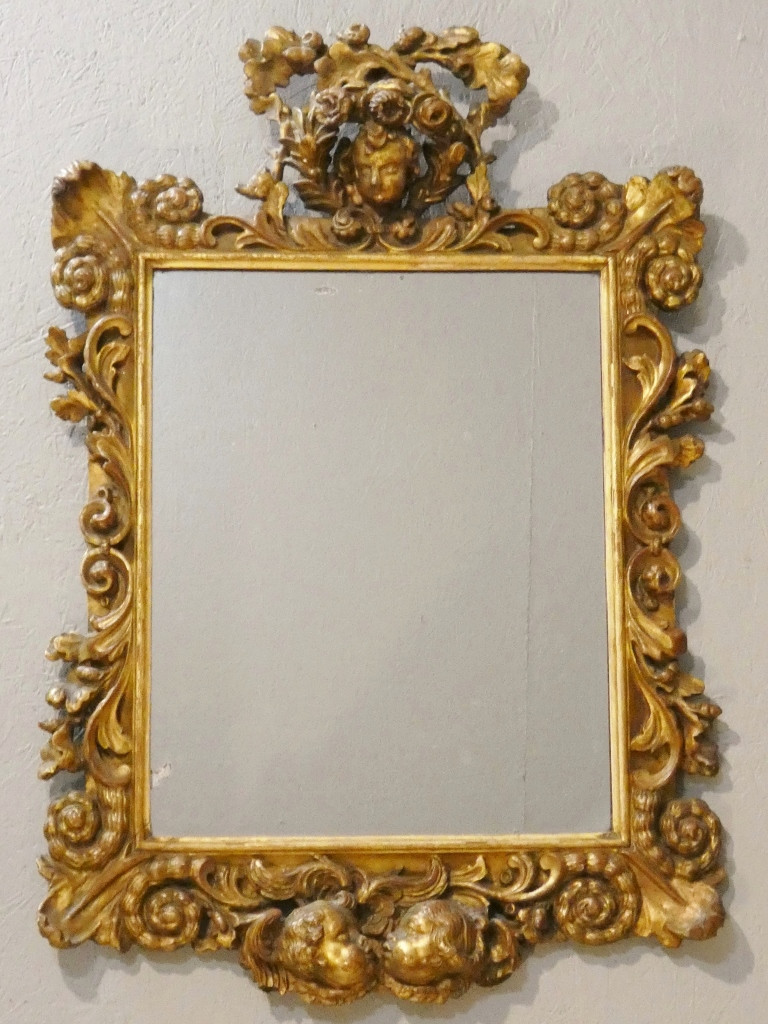 Miroir italien baroque aux anges en bois doré, époque début XVIII ème siècle