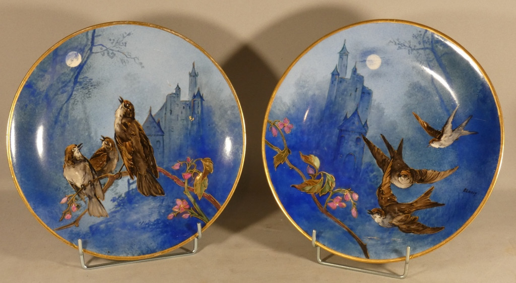 Paire de plats aux oiseaux, moineaux et hirondelles en porcelaine de Limoges peint main